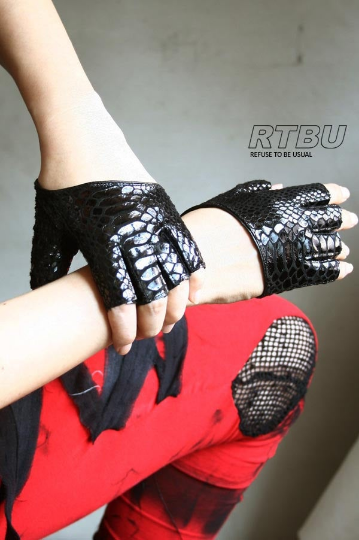 Genuine Leather Python Snake Texture on Lambskin Runway Punk Rocker Cutaway Cropped Half Finger Glove (16-17cm palm)