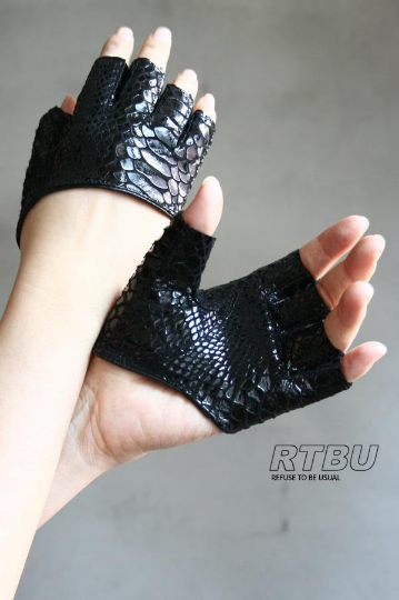 Genuine Leather Python Snake Texture on Lambskin Runway Punk Rocker Cutaway Cropped Half Finger Glove (16-17cm palm)