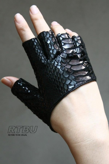 Genuine Leather Python Snake Texture on Lambskin Runway Punk Rocker Cutaway Cropped Half Finger Glove (16-17cm palm)