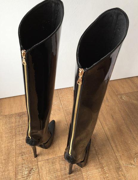RTBU KICK 18cm Knee Hi Stiletto Straight Hard Shaft Gold Piping Patent Black